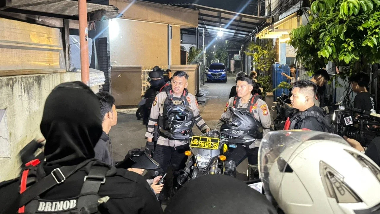 Brimob Bubarkan Pesta Miras Pemuda di Jaktim, Pelaku Diserahkan ke RT/RW