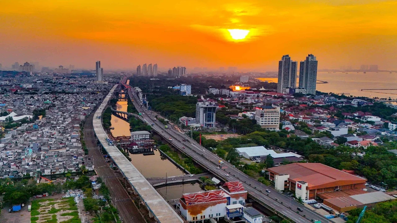 Foto udara memperlihatkan suasana pembangunan Jalan Tol Harbour Road II (HBR II) ruas Ancol Timur–Pluit menjelang matahari terbenam di kawasan Ancol, Jakarta Utara, Senin (06/04/2026).