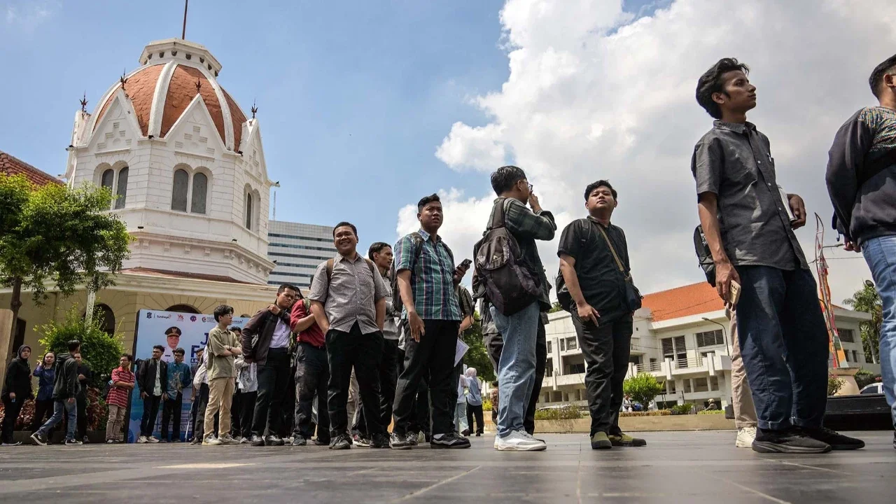 Para pencari kerja mengantre untuk mendaftar pada kegiatan Job Fair Surabaya Industrial & Labour Festival (SIL) 2026 di Balai Pemuda Surabaya, Selasa (07/04/2026).