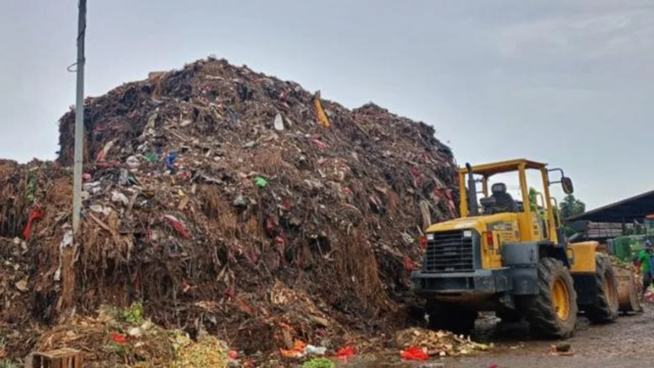 Personel dan armada truk dari jajaran Dinas Lingkungan Hidup DKI Jakarta mengangkut tumpukan sampah di Pasar Induk Kramat Jati, Jakarta Timur. (Antara)
