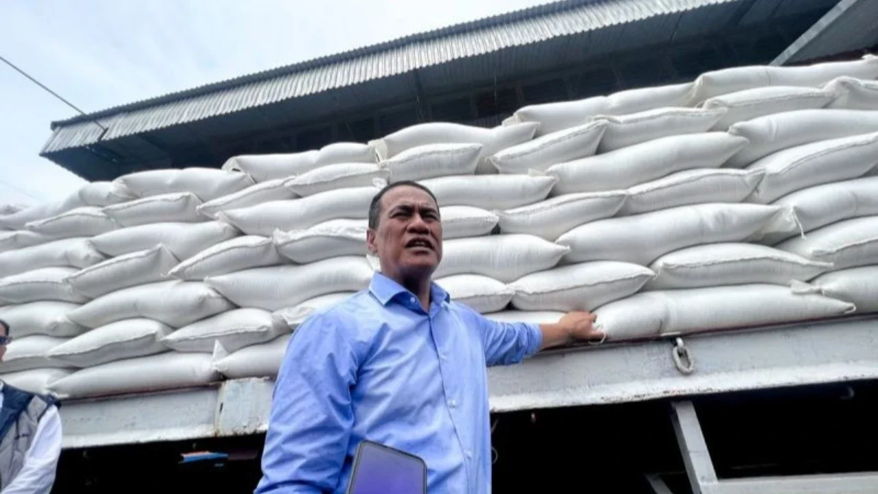 Menteri Pertanian Andi Amran Sulaiman bertekad menjadikan Indonesia lumbung pangan dunia, menyerukan persatuan nasional untuk ketahanan pangan yang berkelanjutan dan mandiri.