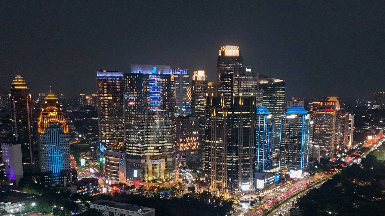 Foto udara suasana malam gedung-gedung bertingkat di kawasan Sudirman, Jakarta, Selasa (07/04/2026).