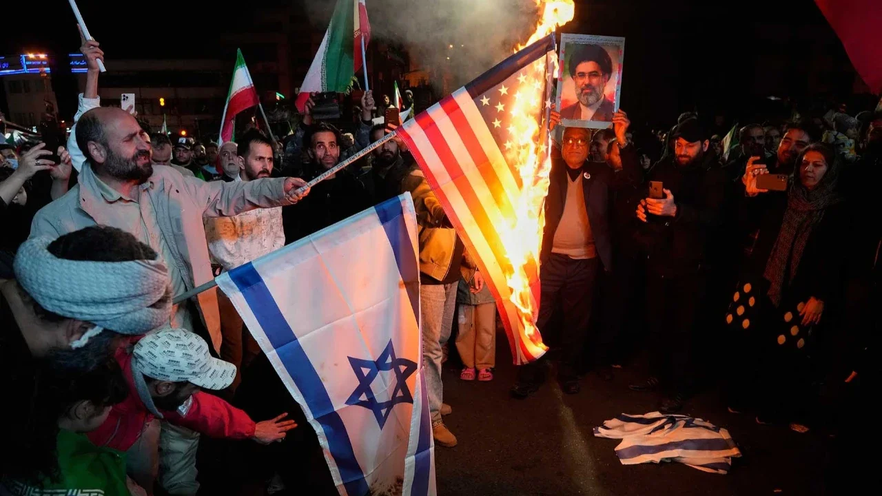 Para demonstran pro-pemerintah Iran membakar bendera AS dan Israel dalam sebuah pertemuan setelah pengumuman gencatan senjata di Lapangan Enqelab-e-Eslami, Teheran, Iran, Rabu, (08/04/2026).