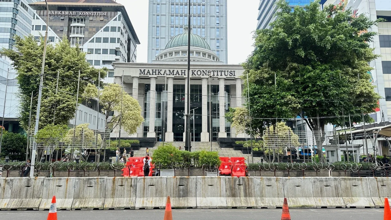 Suasana di luar Gedung Mahkamah Konstitusi (MK). (Liputan6.com/Nanda Perdana Putra)