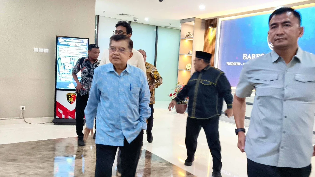 Wapres ke-10 dan ke-12 RI Jusuf Kalla (JK) didampingi kuasa hukumnya mendatangi Bareskrim Polri, Jakarta, Rabu (8/4/2026).