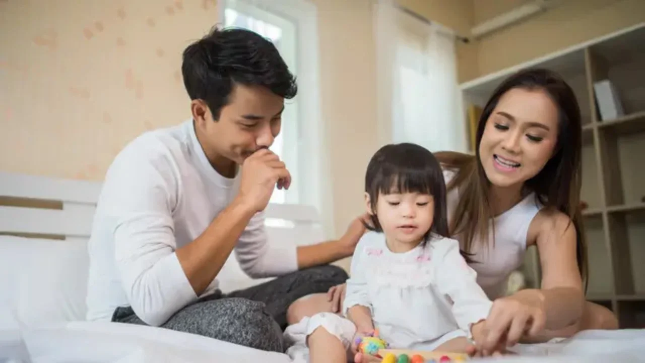 Pola asuh ini memberikan ruang bagi anak untuk menjadi bagian dari pengambilan keputusan keluarga. (Foto/Dok: freepik.com/jcomp)