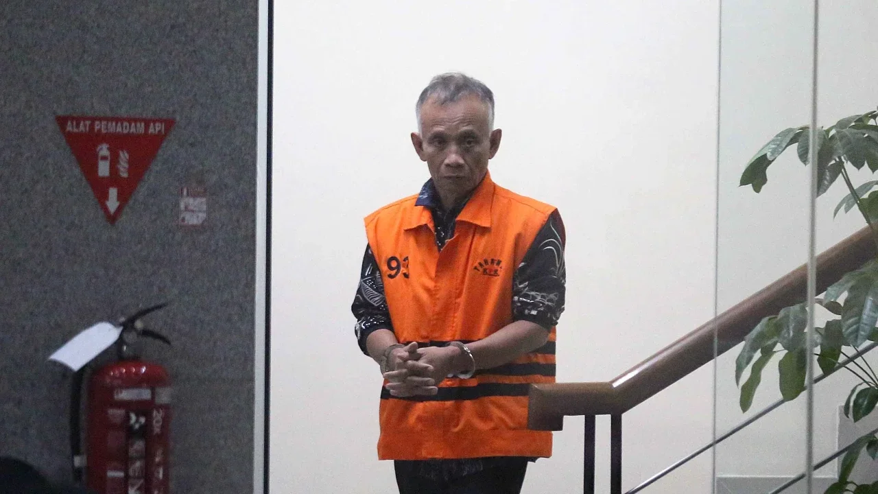 Tersangka kasus dugaan suap ijon proyek di lingkungan Pemerintah Kabupaten Bekasi, HM Kunang berjalan keluar Gedung Merah Putih Komisi Pemberantasan Korupsi, Jakarta, Rabu (8/4/2026).