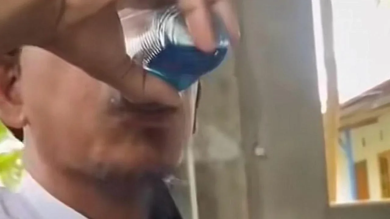 Minum Oli Demi Kuat? Aksi Warga Makassar Ini Bikin Heboh, BPOM Beri Peringatan Keras