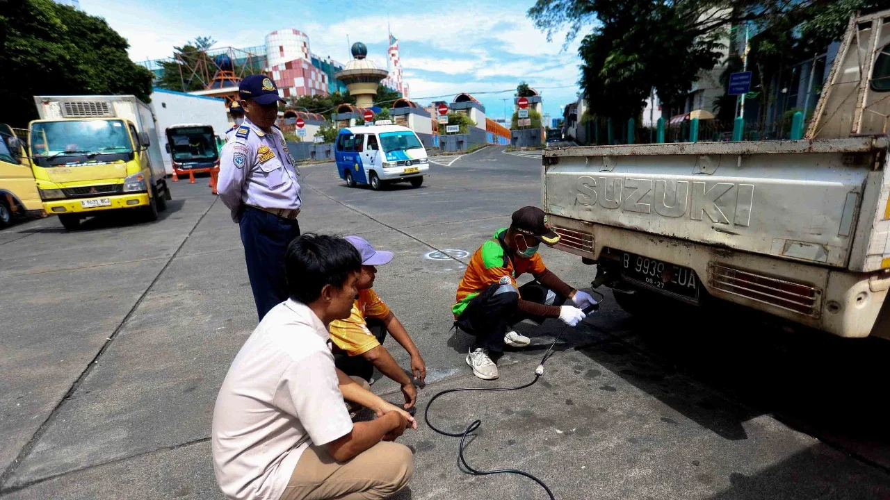 Petugas Sudin Lingkungan Hidup Jakarta Selatan melakukan uji emisi di kawasan Terminal Blok M, Jakarta Selatan, Kamis (09/04/2026).