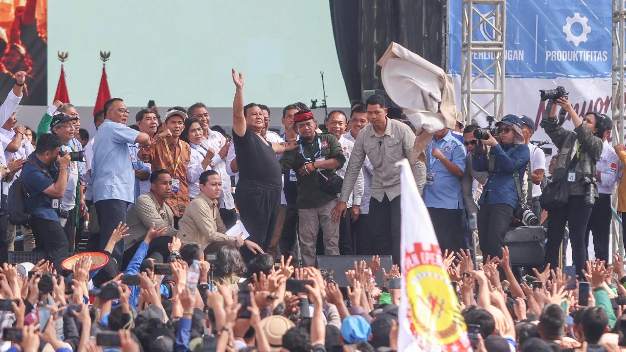 Presiden Prabowo Subianto melepas baju yang dikenakan dan membagikannya dalam peringatan Hari Buruh Internasional atau May Day 2026 di kawasan Monumen Nasional (Monas), Jakarta, Jumat (01/05/2026).
