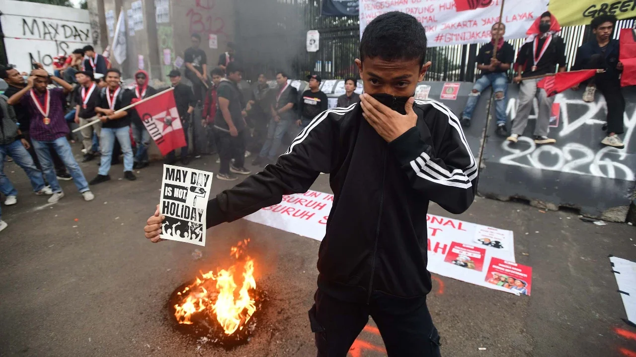 Pengunjuk rasa melakukan aksi memperingati Hari Buruh Internasional atau May Day 2026 di depan gedung DPR RI, Jakarta, Jumat (1/5/2026).