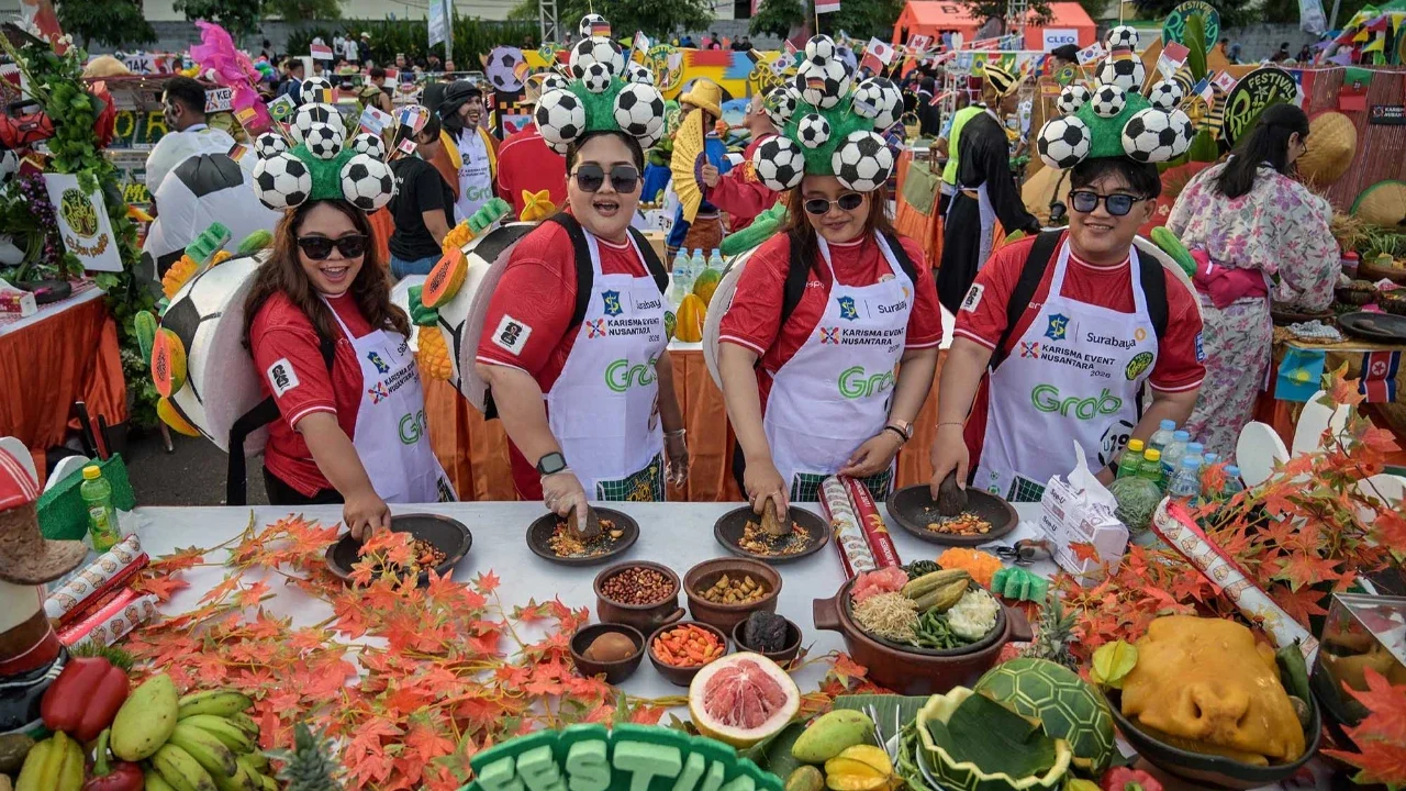 Peserta mengikuti Festival Rujak Uleg 2026 di Surabaya, Jawa Timur, Sabtu (9/5/2026).