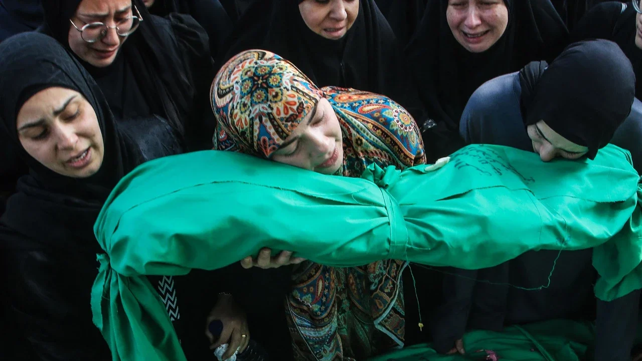 Keluarga  berduka di atas jenasah yang tewas  akibat serangan udara Israel di desa Jibshit di kota Sidon, Lebanon, Minggu (10/05/2026).pada 10 Mei 2026.