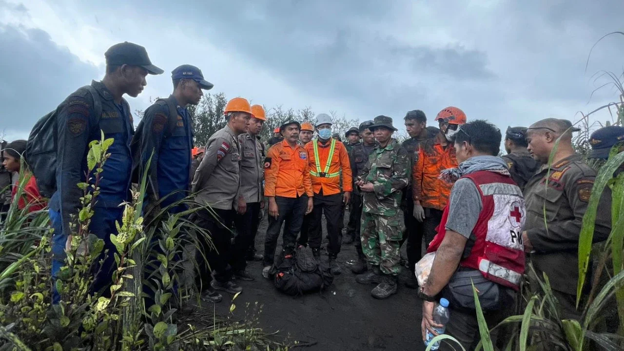 Tim SAR gabungan mengevakuasi jenazah dua warga negara asing pendaki Gunung Dukono di Halmahera Utara, Maluku Utara, Minggu (10/05/2026).