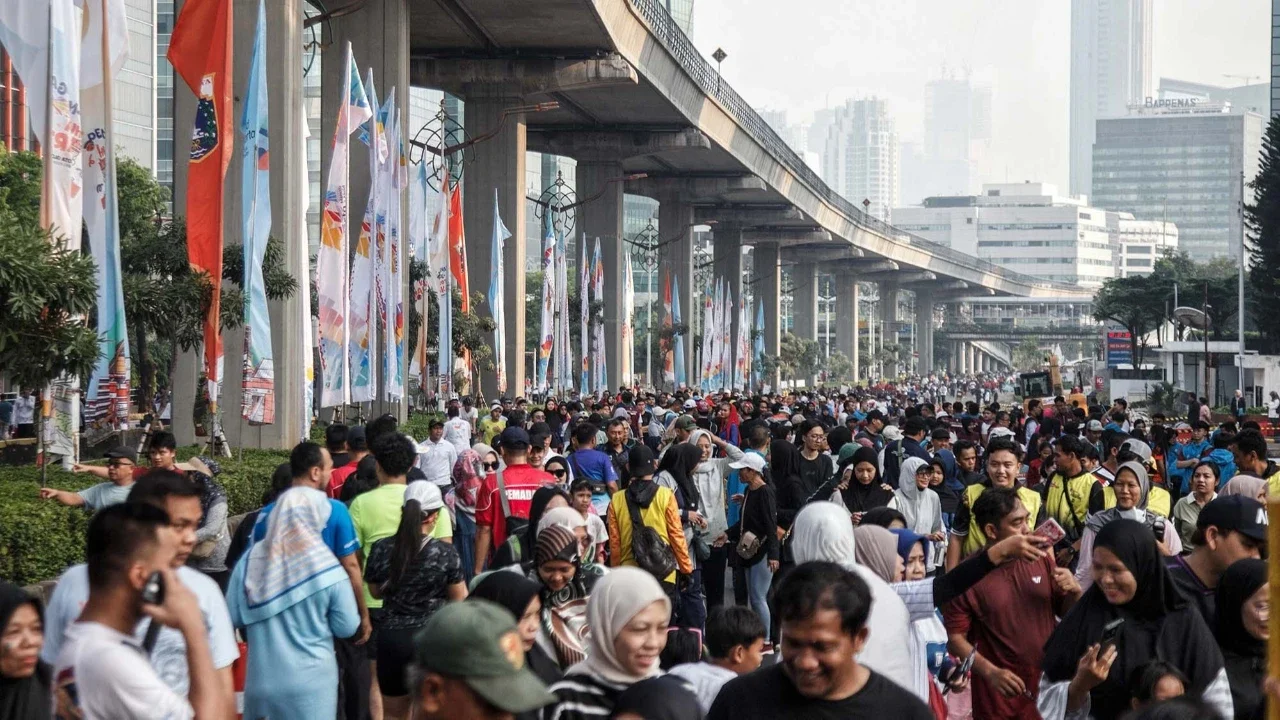 Sejumlah warga berolahraga saat Hari Bebas Kendaraan Bermotor (HBKB) perdana di Jalan Rasuna Said, Kuningan, Jakarta, Minggu (10/5/2026).