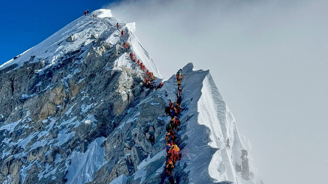 Para pendaki gunung membentuk antrean saat mendekati puncak Gunung Everest di Nepal (18/05/2025).