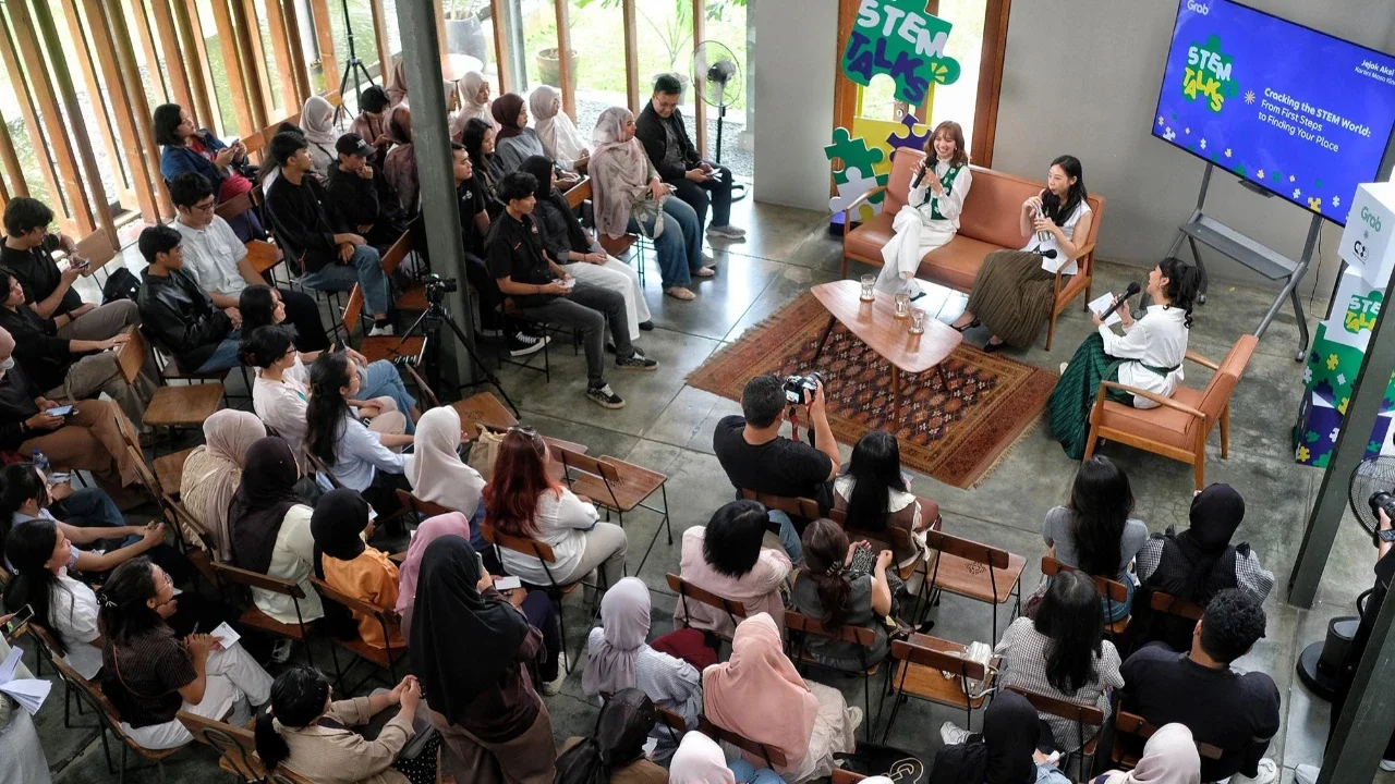Kreator konten dan wirausaha Sabrina Anggraini (kiri) bersama Principal Product Manager Gabriella Kawilarang (tengah) berbincang dalam sesi talkshow STEM Talks bertema “Cracking the STEM World From First Steps to Finding Your Place” di Dia.Lo.Gue, Kamis (8/5/2026).
