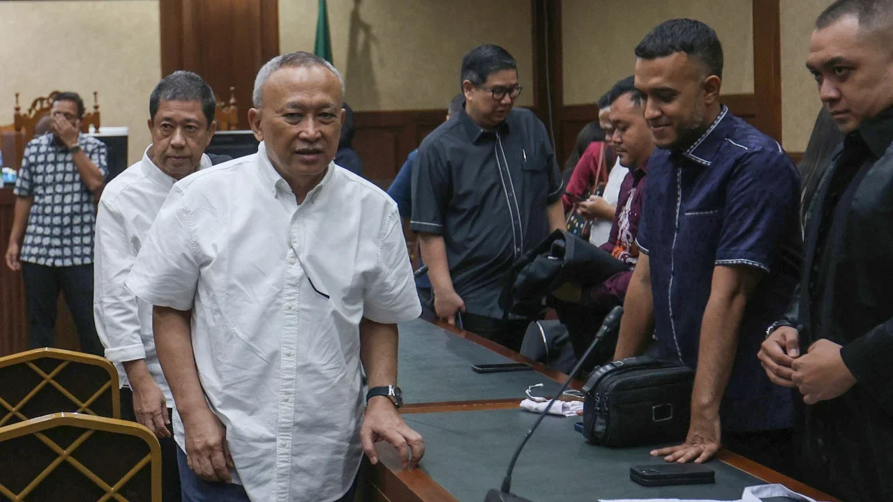 Dua terdakwa mantan pejabat PT Pertamina yakni Hanung Budya Yuktyanta dan Alfian Nasution usai mengikuti sidang putusan di  Pengadilan Tipikor, Jakarta, Kamis (23/4/2026). Selasa (12/05/2026).