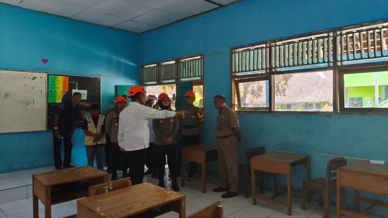 Atap Sekolah di Sragen Ambruk Hingga 8 Siswa Luka