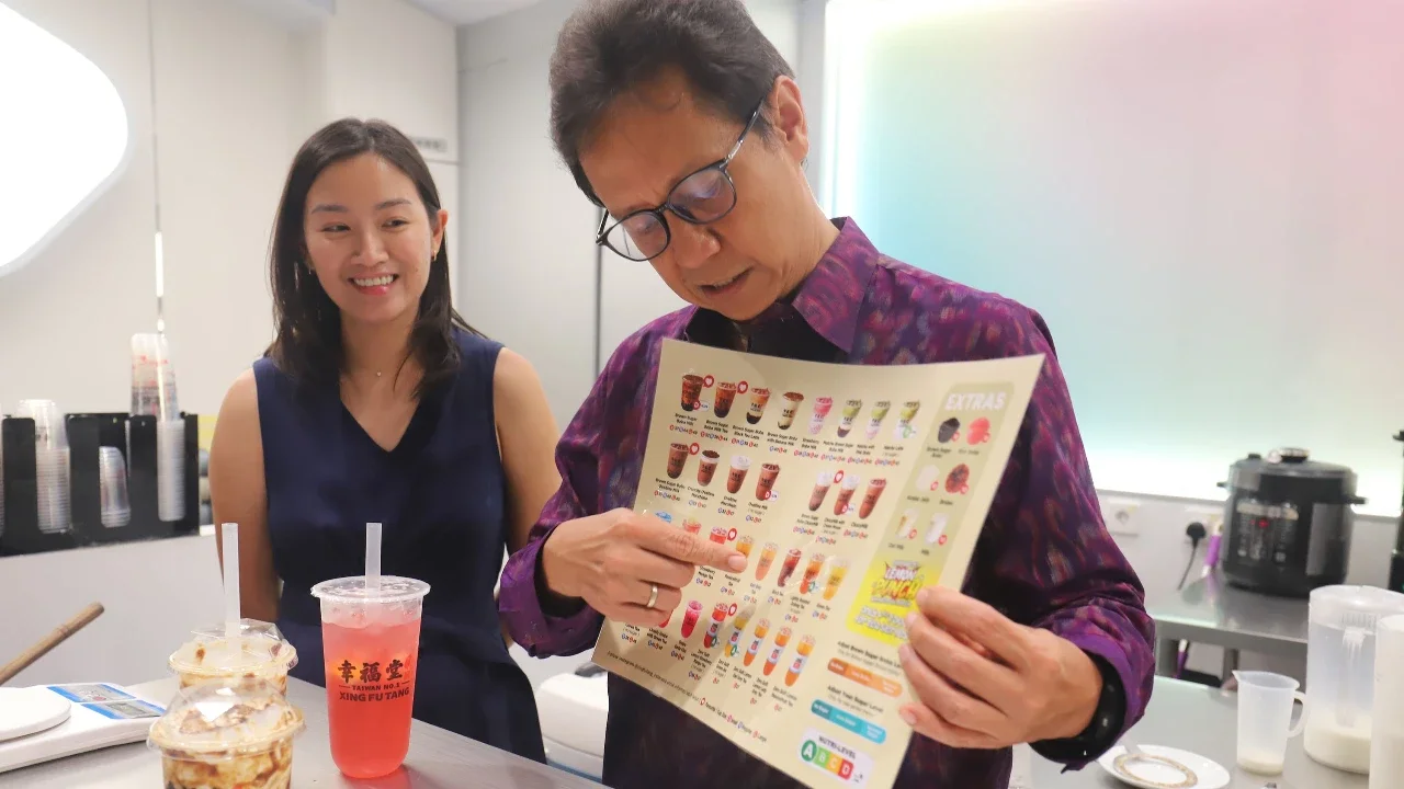 Menteri Kesehatan Budi Gunadi Sadikin saat kegiatan sosialisasi kebijakan pencantuman label nutrisi “Nutri-Level” pada produk minuman di Jakarta, Selasa (12/5/2026).