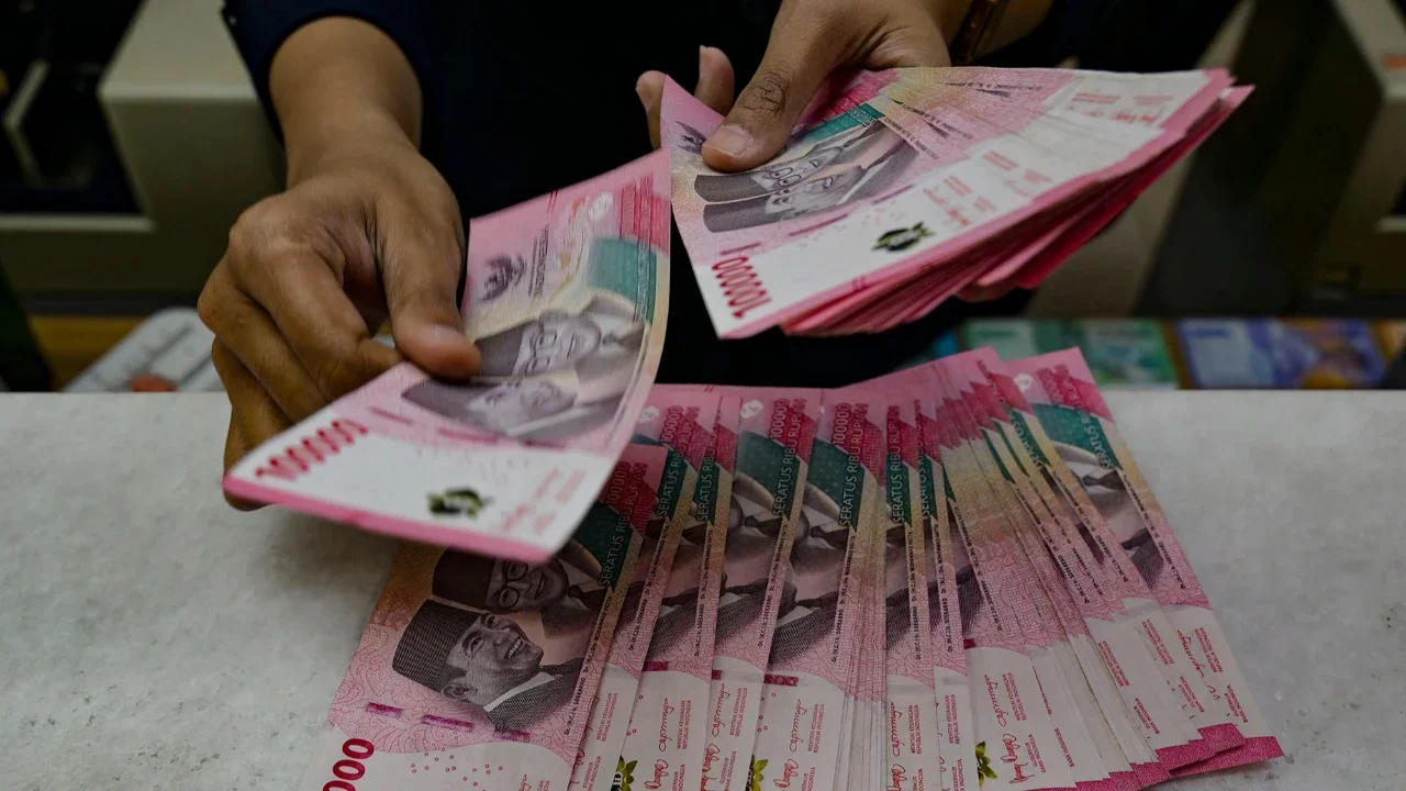Rupiah Melemah, PIER Proyeksi BI Bakal Naikkan Suku Bunga