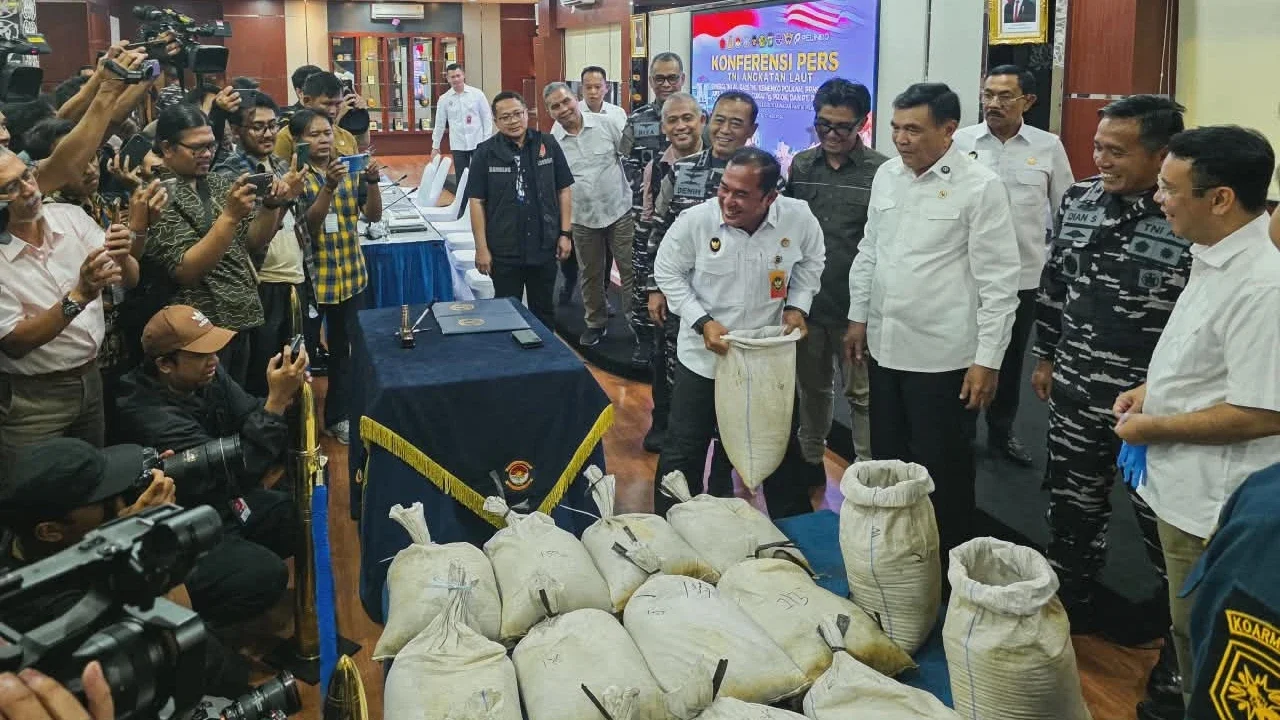 Menkopolkam Jenderal TNI (Purn) Djamari Chaniago bersama Pangkoarmada RI Laksdya TNI Denih Hendrata memaparkan hasil operasi keamanan laut TNI AL terkait penggagalan distribusi ilegal pasir timah di kawasan PIK 2 Jakarta Utara dalam konferensi pers di Jakarta Selasa (12/5/2026)