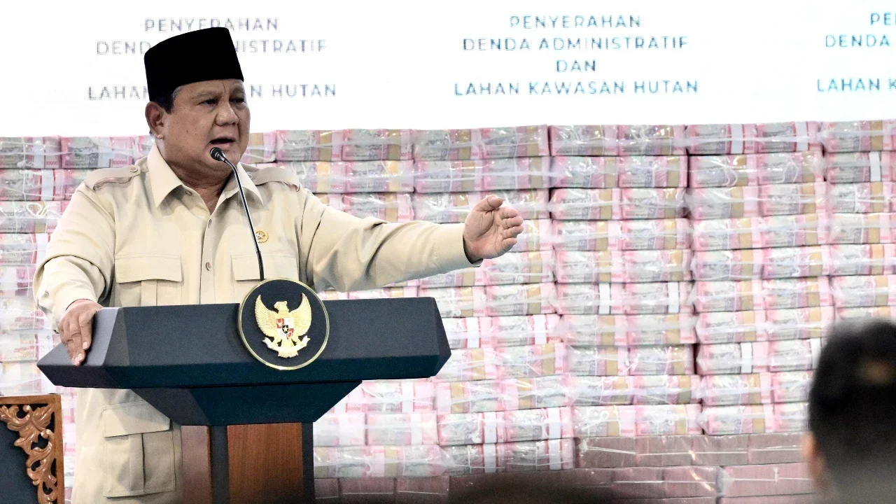 Presiden Prabowo saat menghadiri Penyerahan Denda Administratif dan Lahan Kawasan Hutan di Kejaksaan Agung (Kejagung) Jakarta Selatan, Rabu (13/5/2026).