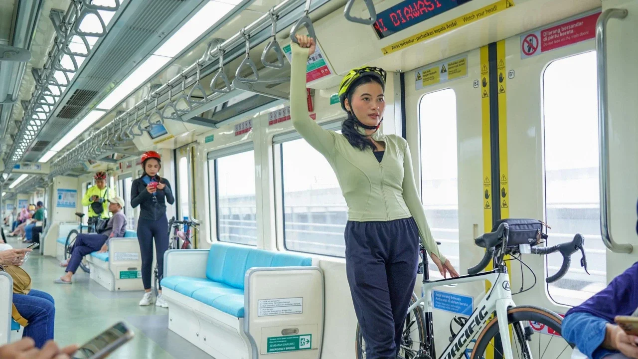 Penumpang kereta LRT  sambil membawa sepeda melintas di Stasiun Harjamukti, Depok, Rabu (13/05/2026