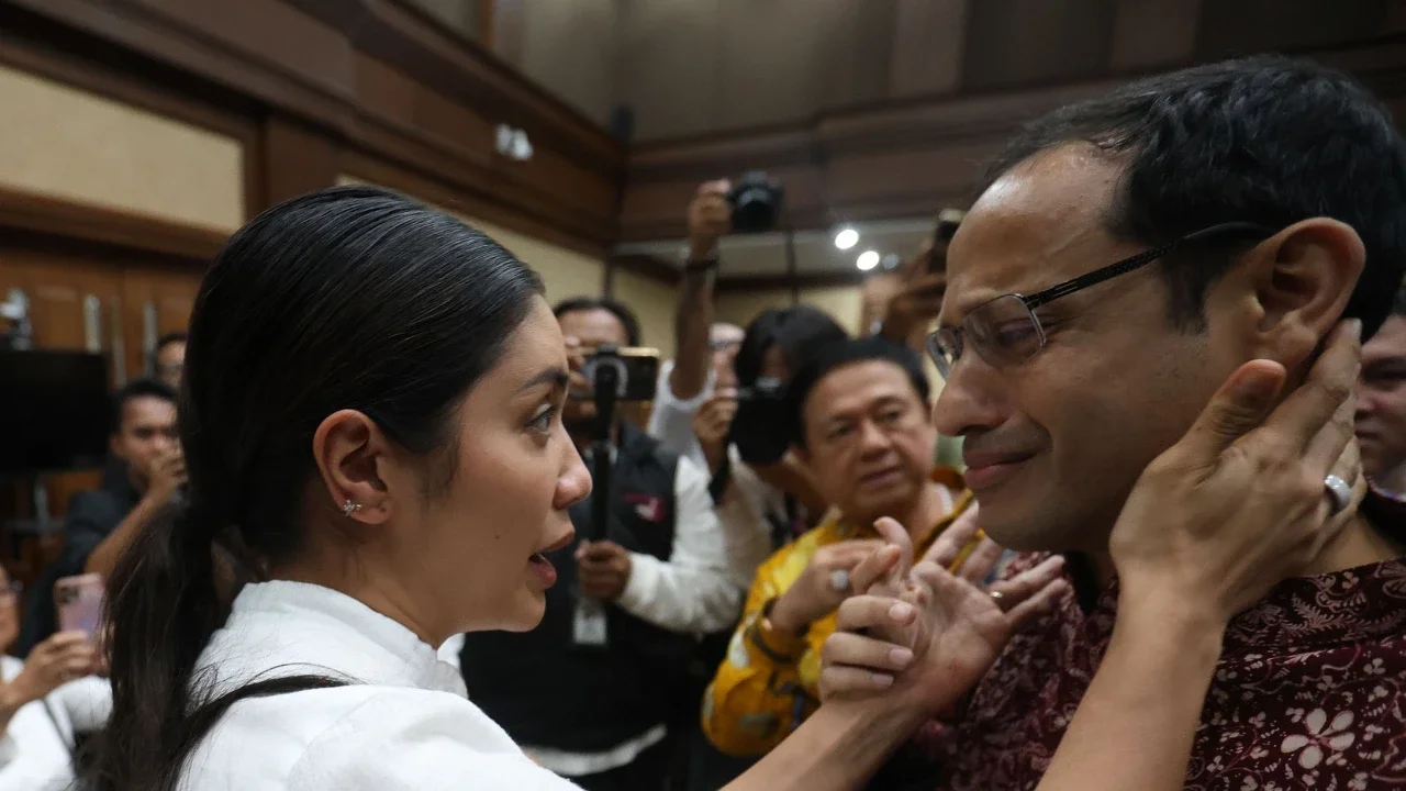 FOTO:  Tangis Nadiem Makarim Pecah  Usai Dituntut 18 Tahun Penjara dalam Kasus Chromebook