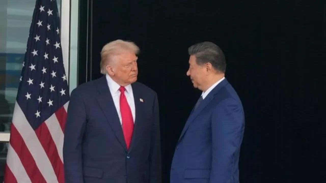 Presiden Amerika Serikat Donald Trump dan Presiden Tiongkok Xi Jinping saling memandang usai pertemuan puncak mereka di Bandara Internasional Gimhae, Busan, Korea Selatan, Kamis (30/10/202