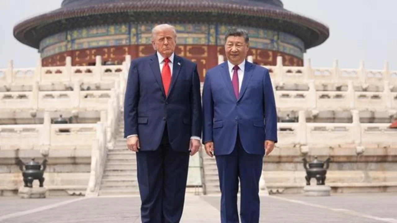 Presiden Amerika Serikat Donald Trump berdiri bersama Presiden China Xi Jinping di kawasan Temple of Heaven, Beijing, Kamis (14/5/2026). (Dok. AP/Mark Schiefelbein)