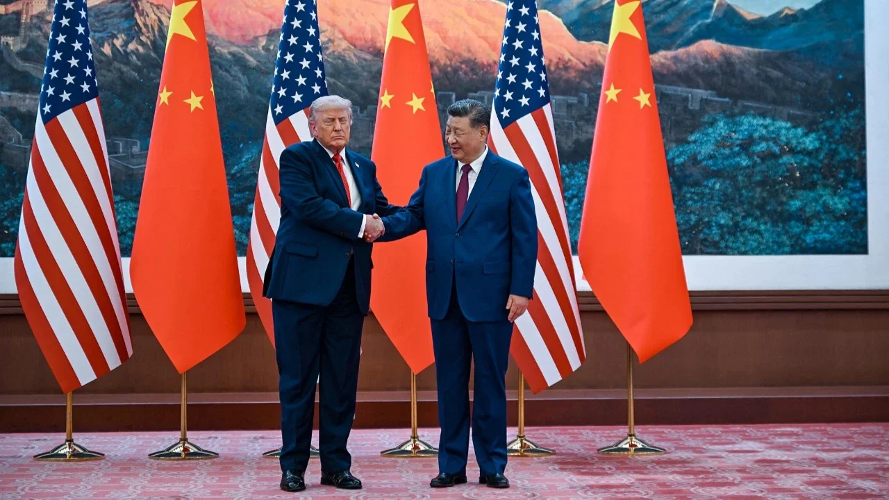 Presiden AS Donald Trump (kanan) berjabat tangan dengan Presiden Tiongkok Xi Jinping di Balai Besar Rakyat di Beijing,  Kamis (14/05/2026).