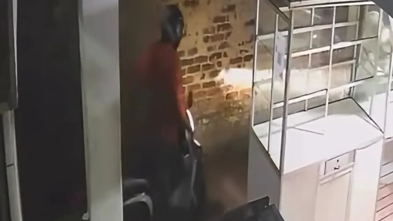 Tangkapan layar CCTV usai mahasiswi Unpad dilindas motor di Jatinangor, Sumedang