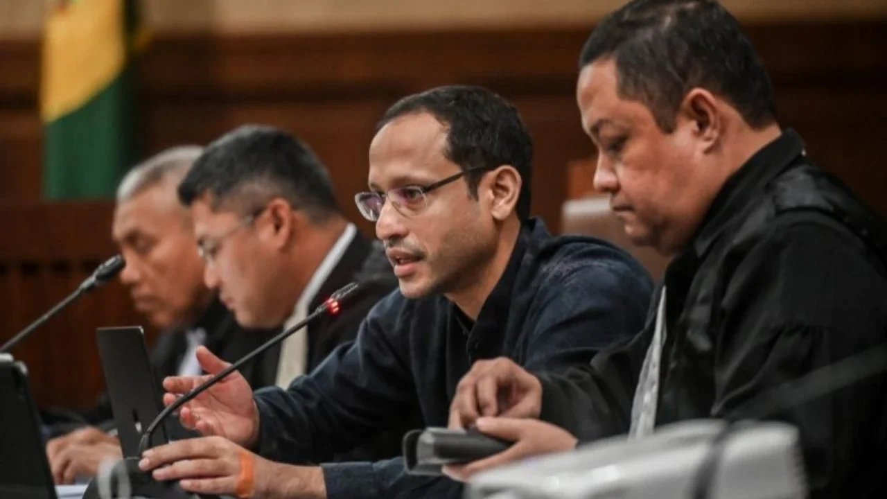 Mantan Mendikbudristek Nadiem Makarim kini berstatus tahanan rumah setelah permohonannya dikabulkan hakim. Pengalihan status Nadiem Makarim ini disertai syarat ketat yang harus dipatuhi.