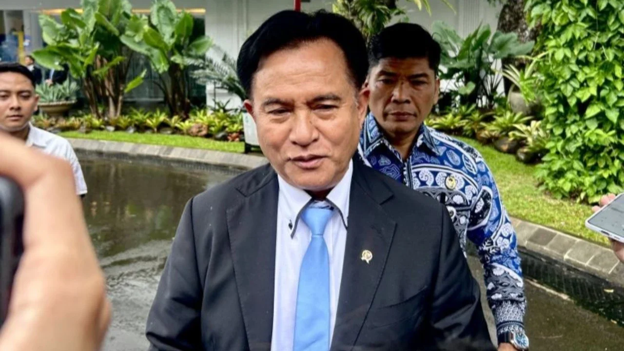 Menteri Koordinator Yusril Ihza Mahendra mengonfirmasi informasi bahwa Buronan Riza Chalid berada di Malaysia, memicu spekulasi tentang langkah ekstradisi selanjutnya oleh pemerintah.