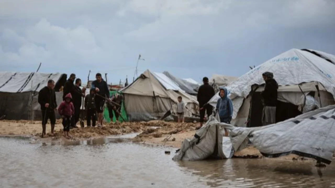 Bola api meletus setelah serangan udara Israel menghantam sebuah lokasi dekat tenda-tenda penampungan pengungsi Palestina di Deir el-Balah, Jalur Gaza tengah pada 25 Maret 2026. Sebuah serang