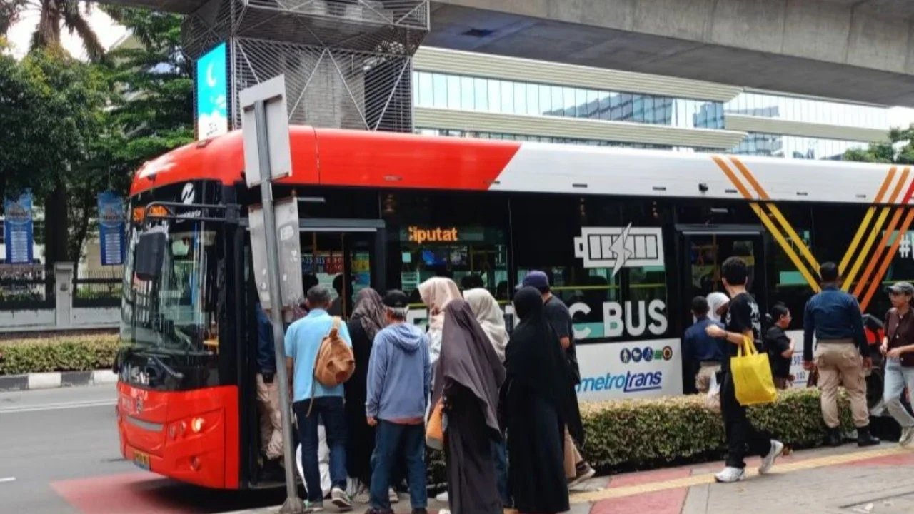 Halte Transjakarta Kebon Sirih Arah Blok M Ditutup Sementara