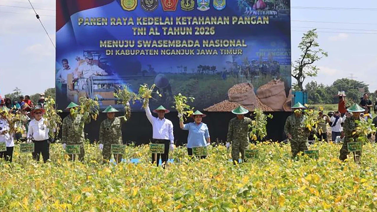 Menteri Pertanian Andi Amran Sulaiman bersama Panglima TNI Jenderal Agus Subiyanto,, Kepala Staf Angkatan Laut Laksamana Muhammad Ali, Kepala Staf Angkatan Darat Jenderal Maruli Simanjuntak, Kepala Staf Angkatan Udara Marsekal Tonny Harjono dan Ketua Komisi IV DPR RI Siti Hediati Soeharto menghadiri Panen Raya Kedelai di Desa Ngudikan, Kecamatan Wilangan, Kabupaten Nganjuk, Jawa Timur, Kamis (14/5/2026).