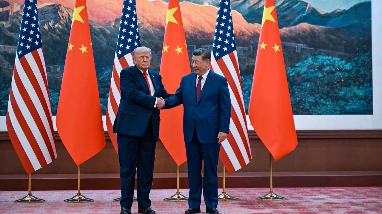 Presiden AS Donald Trump (kanan) berjabat tangan dengan Presiden Tiongkok Xi Jinping di Balai Besar Rakyat di Beijing,  Kamis (14/05/2026).
