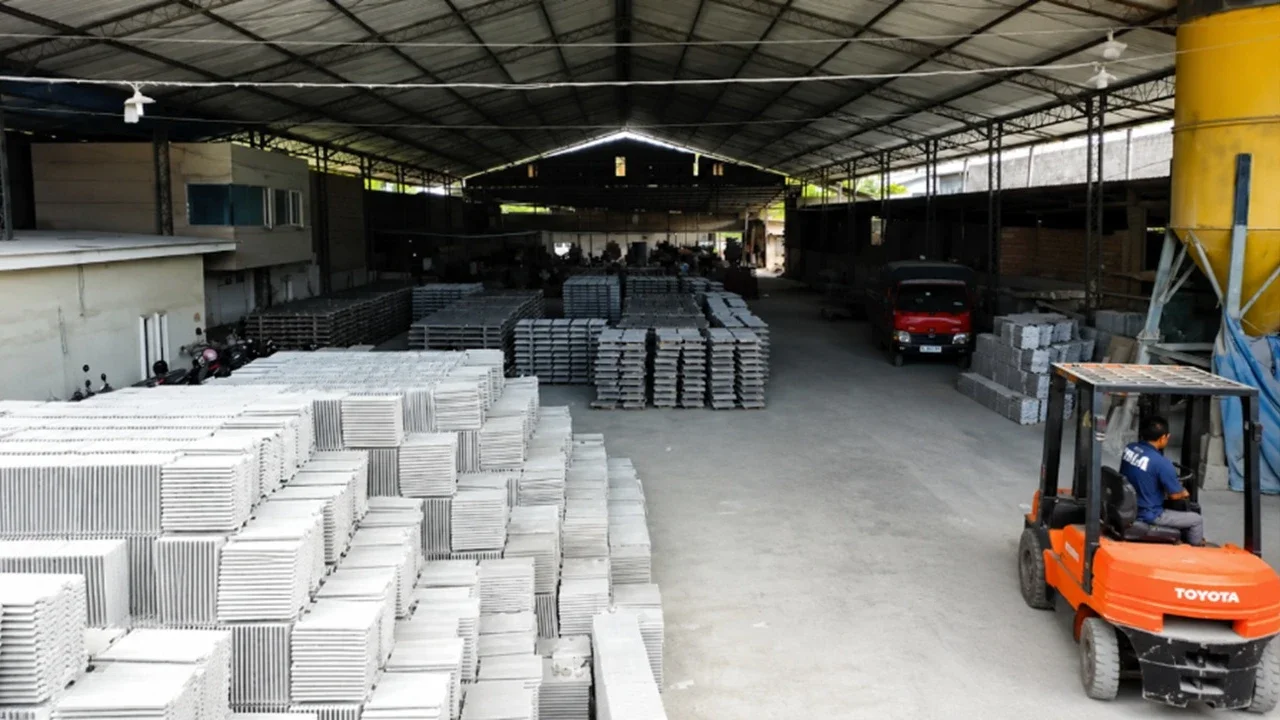 Permintaan Material Konstruksi Meningkat, Produsen Genteng Beton Solo Perluas Pasar Jawa Tengah