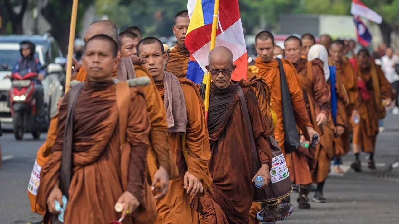 Sekelompok biksu Buddha  berjalan kaki mengikuti Pawai Perdamaian 2026 di Surabaya, Jumat (15/05/2026).