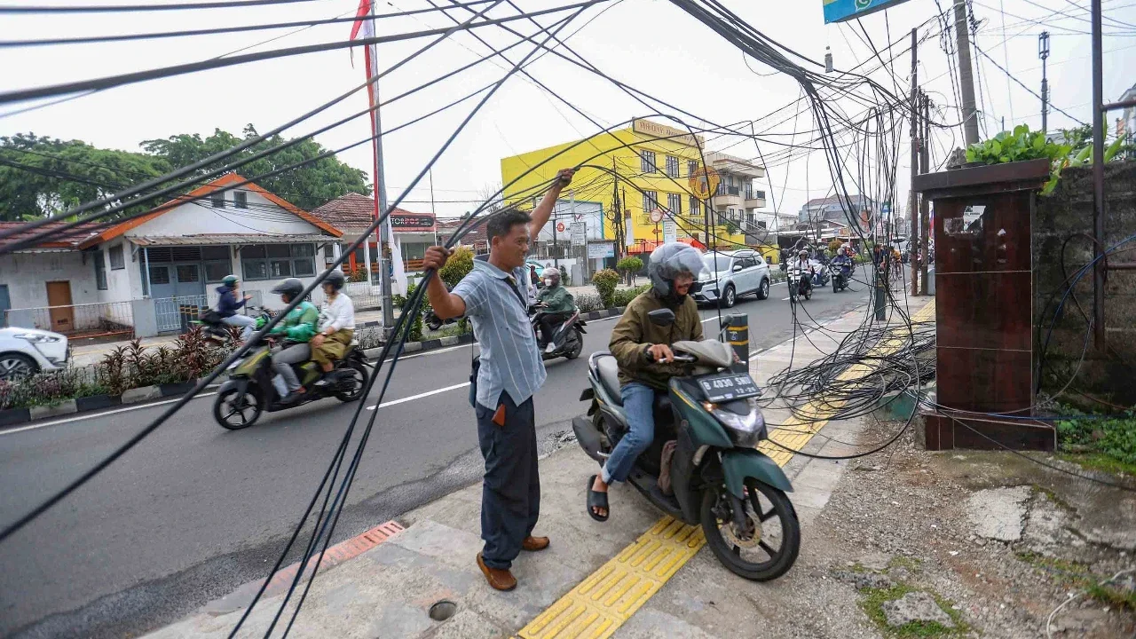 Kabel utilitas (Wifi)  saat ditertibkan di Jalan Kartini Depok, Jawa Barat, Jumat (15/5/2026).