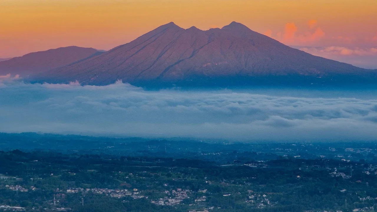 Gunung Salak terlihat dari kawasan Puncak,  Bogor, Jawa Barat, Sabtu (16/05/2026).