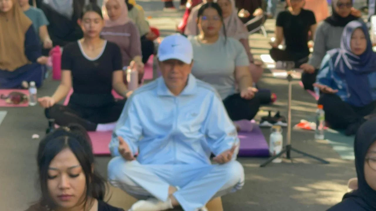 Momen Jokowi Senam Yoga Bareng Ibu-Ibu Muda, Pose Teratai Ikut Aba-Aba Instruktur