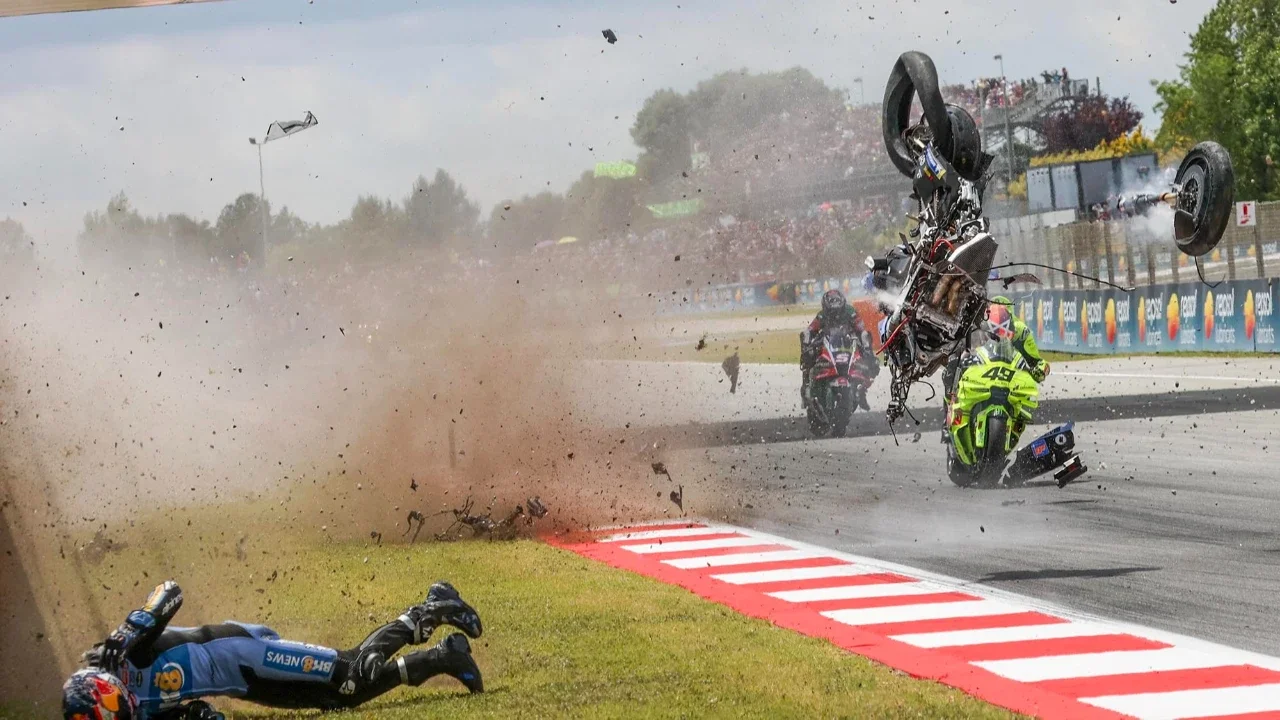 Pembalap Team Gresini Racing MotoGP, Alex Marquez,terlempar  di sisi lintasan saat mengalami kecelakaan dalam Grand Prix MotoGP Catalunya 2026 di sirkuit Catalunya di Montmelo, dekat Barcelona, ​​Spanyol, Minggu (17/05/2026).