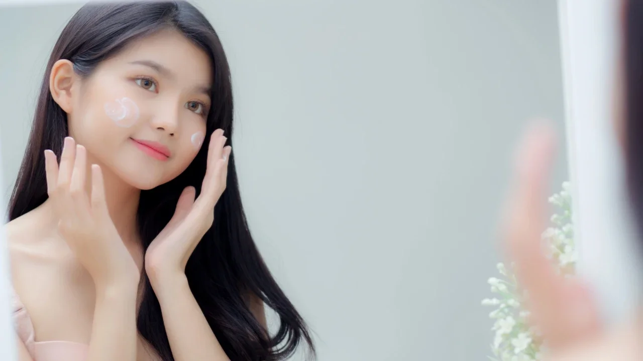 Seorang wanita menggunakan skincare.