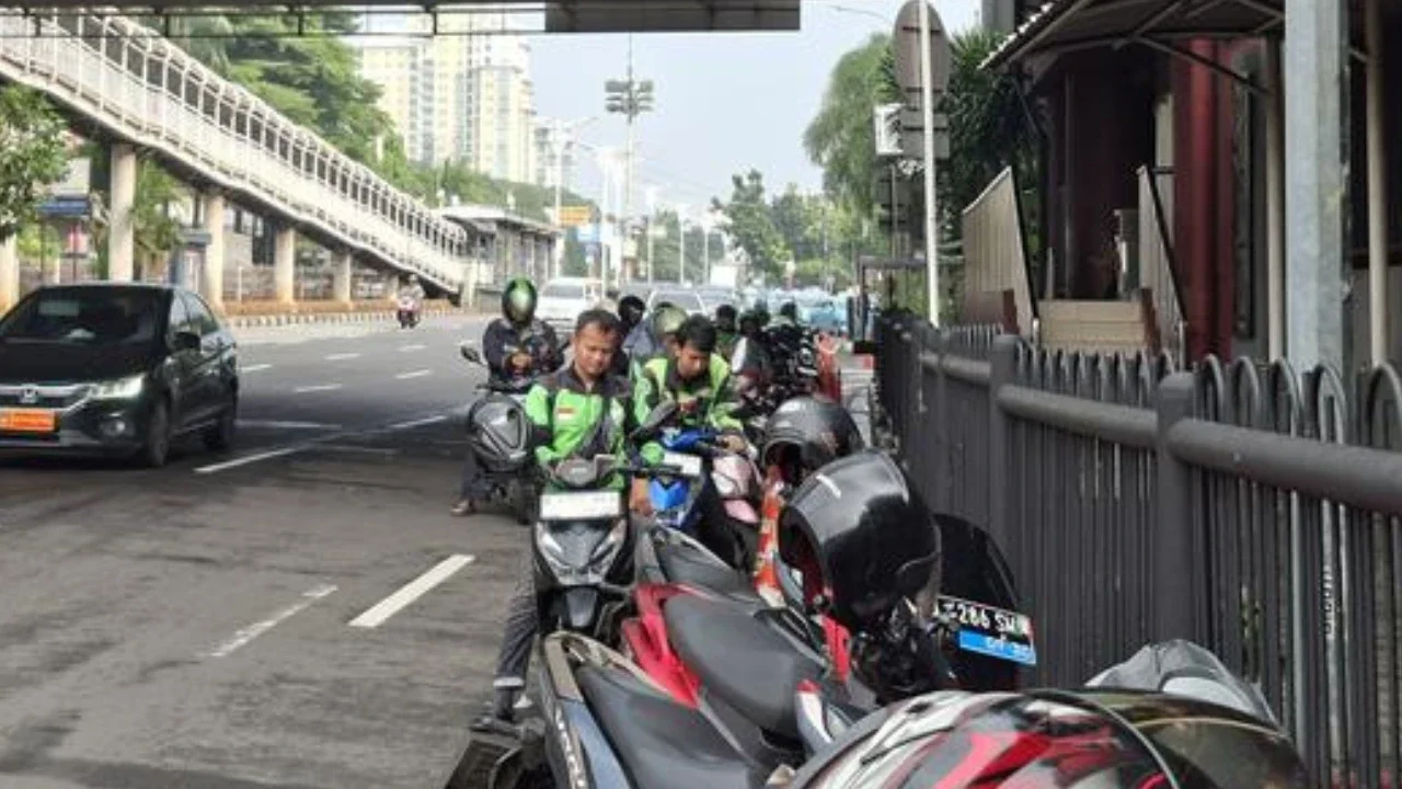 Driver Ojol Antre Jemput Makanan di Mal