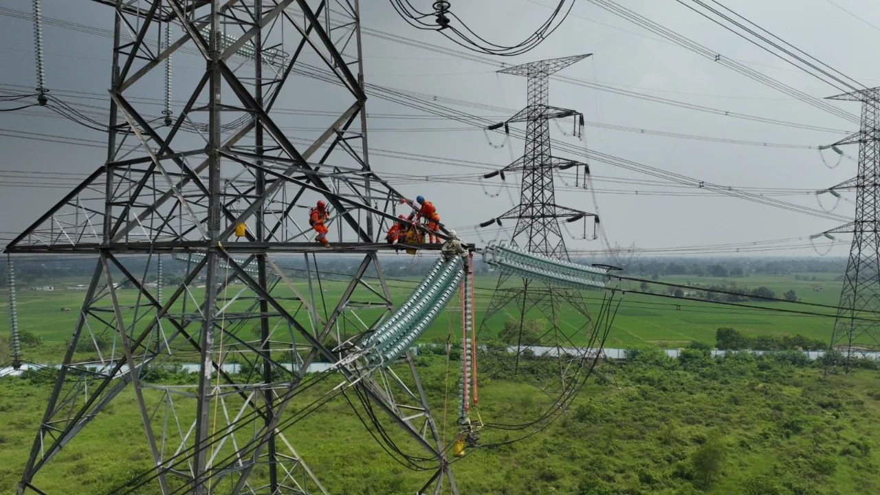 Perkuat Keandalan Listrik Jawa-Bali, PLN Lakukan Pemeliharaan SUTET 500 kV Tanpa Padam