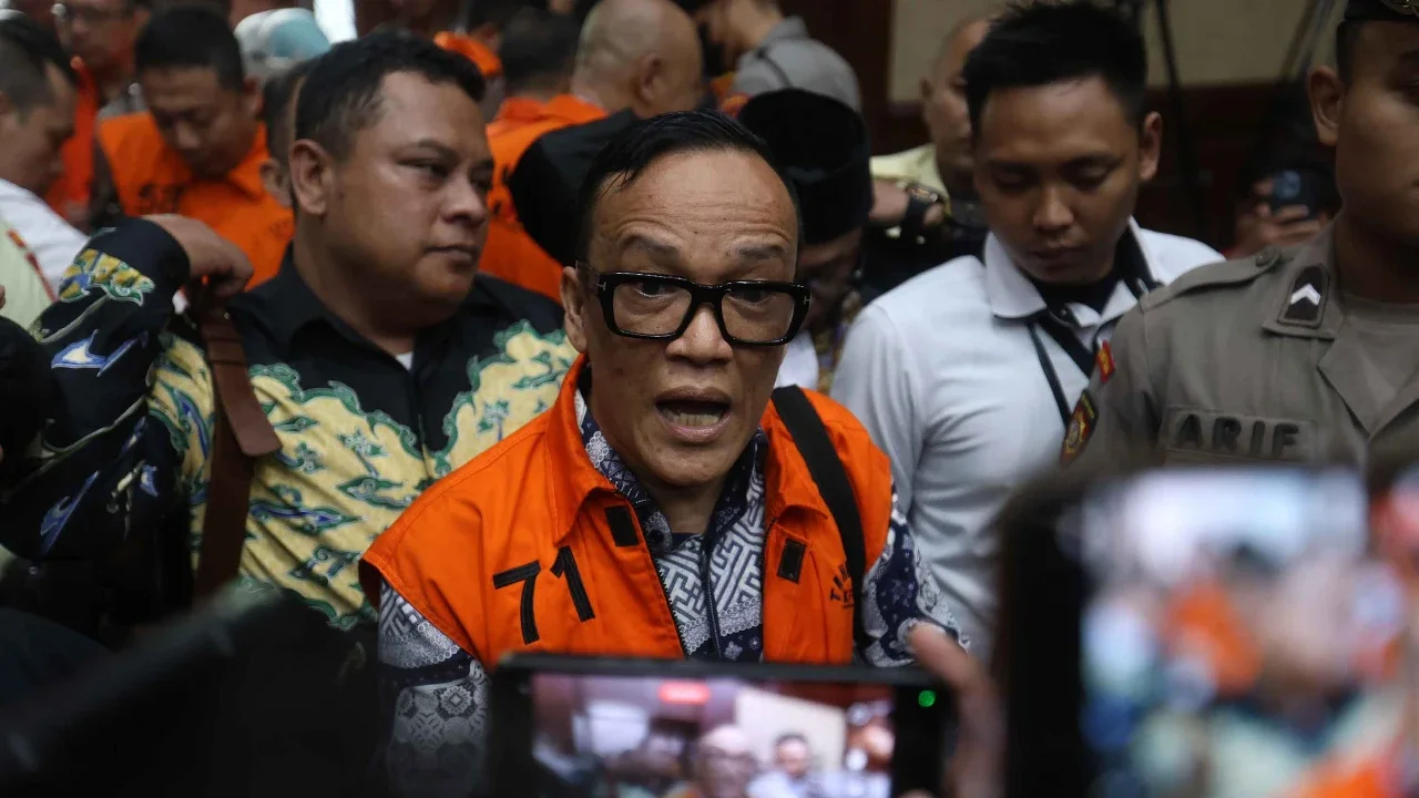 Sebagai tambahan, JPU KPK juga menghadirkan dua tersangka baru dalam kasus yang sama untuk memberikan kesaksian. Tampak dalam foto, bekas Wakil Menteri Ketenagakerjaan, Immanuel Ebenezer sesaat sebelum mengikuti sidang lanjutan dugaan kasus pemerasan dalam pengurusan sertifikat K3 dimulai di Pengadilan Tindak Pidana Korupsi (Tipikor) Jakarta, Senin (2/2/2026). (Kapanlagi.com/Budy Santoso)