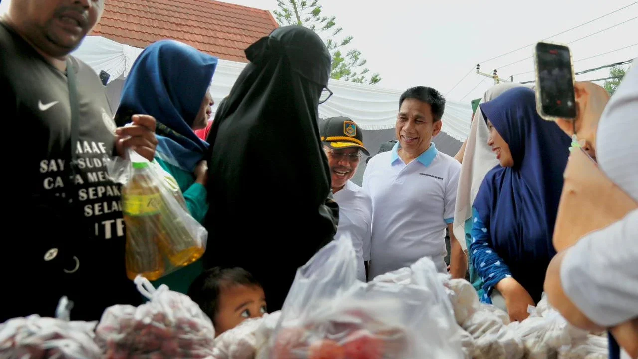 Kendalikan Inflasi, Wamendagri Akhmad Wiyagus Buka Gerakan Pangan Murah di NTB